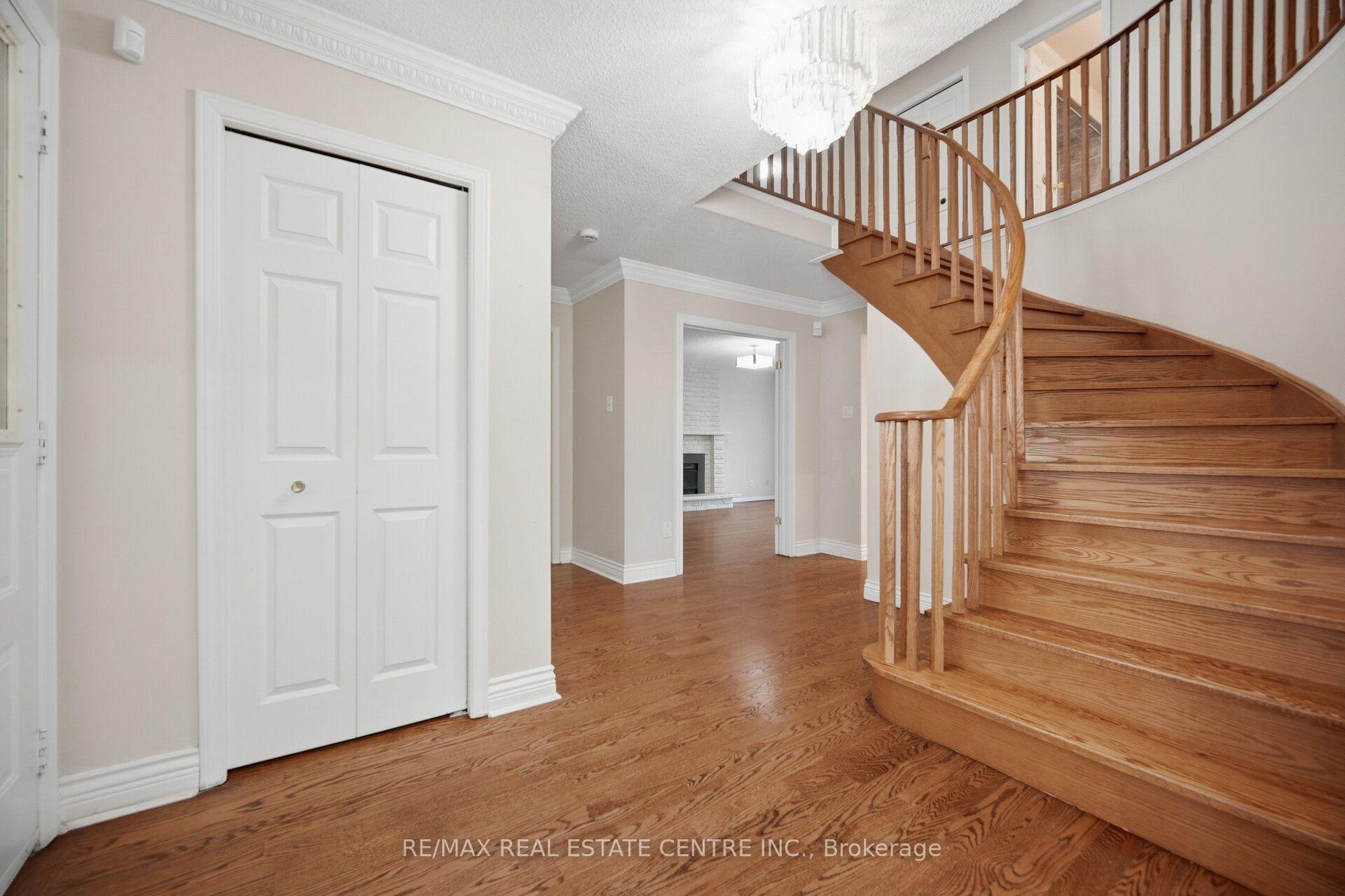 Photo 8 of 1572 Maple Ridge Drive, Mississauga, Rathwood — HOMEH
