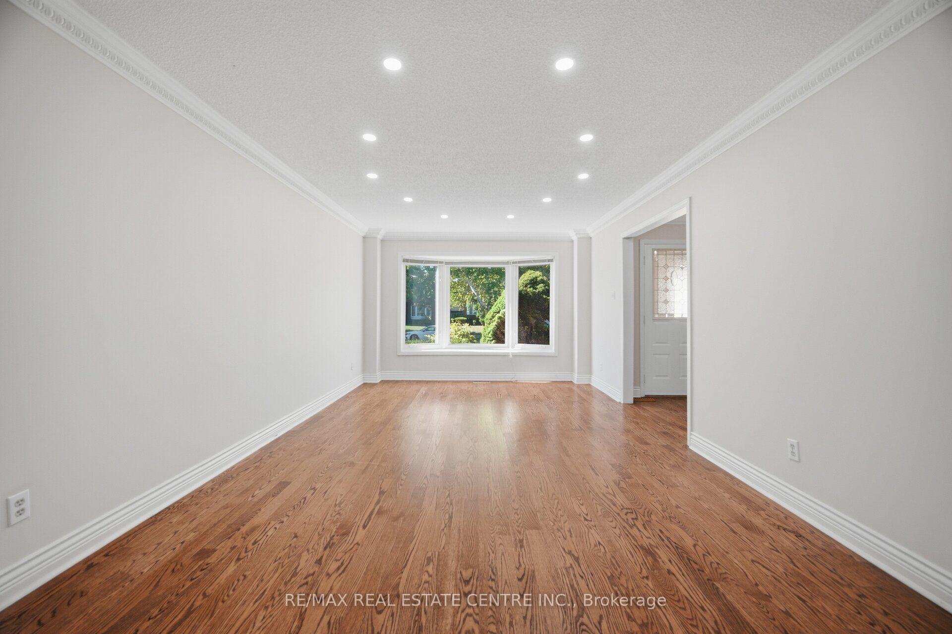 Photo 11 of 1572 Maple Ridge Drive, Mississauga, Rathwood — HOMEH