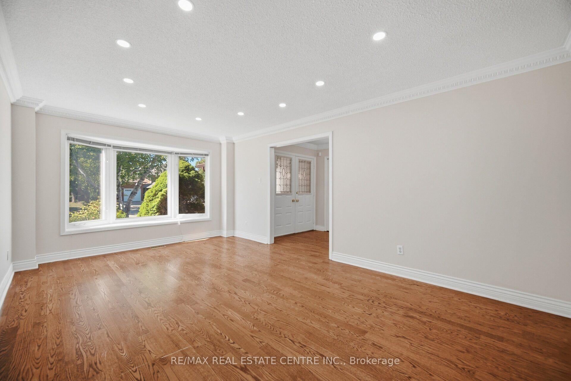 Photo 12 of 1572 Maple Ridge Drive, Mississauga, Rathwood — HOMEH