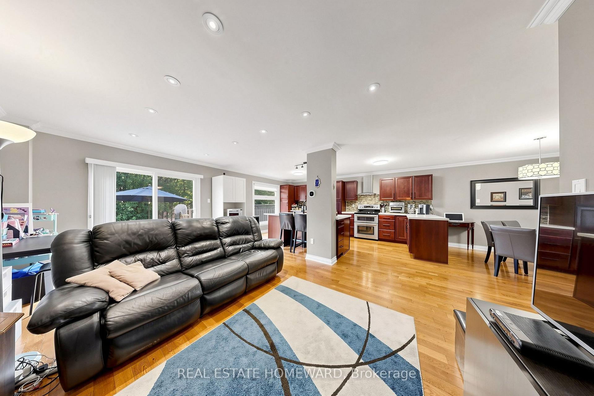 Photo 4 of 242 Badessa Circle, Vaughan, Brownridge — HOMEH