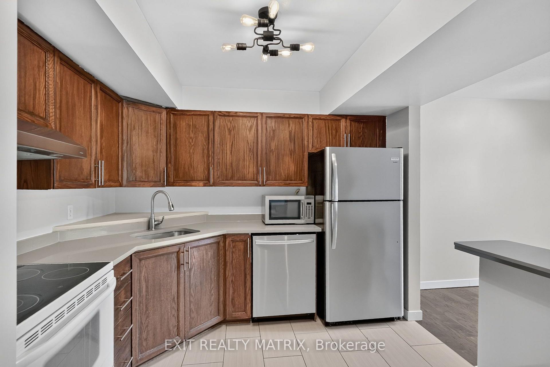Photo 13 of 2043 Avenue O, Ottawa, Eastway Gardens/Industrial Park — HOMEH