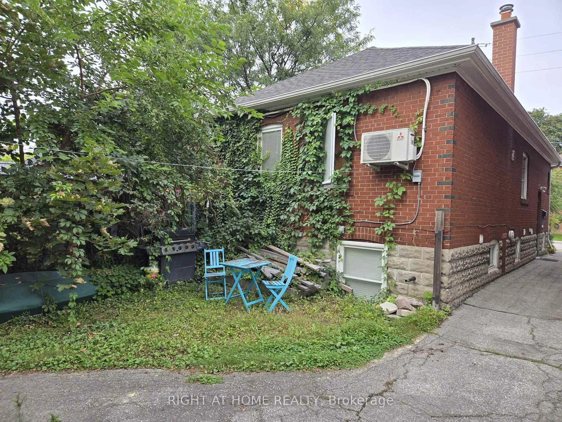 Photo 3 of 24 Third Street, Etobicoke, New Toronto — HOMEH