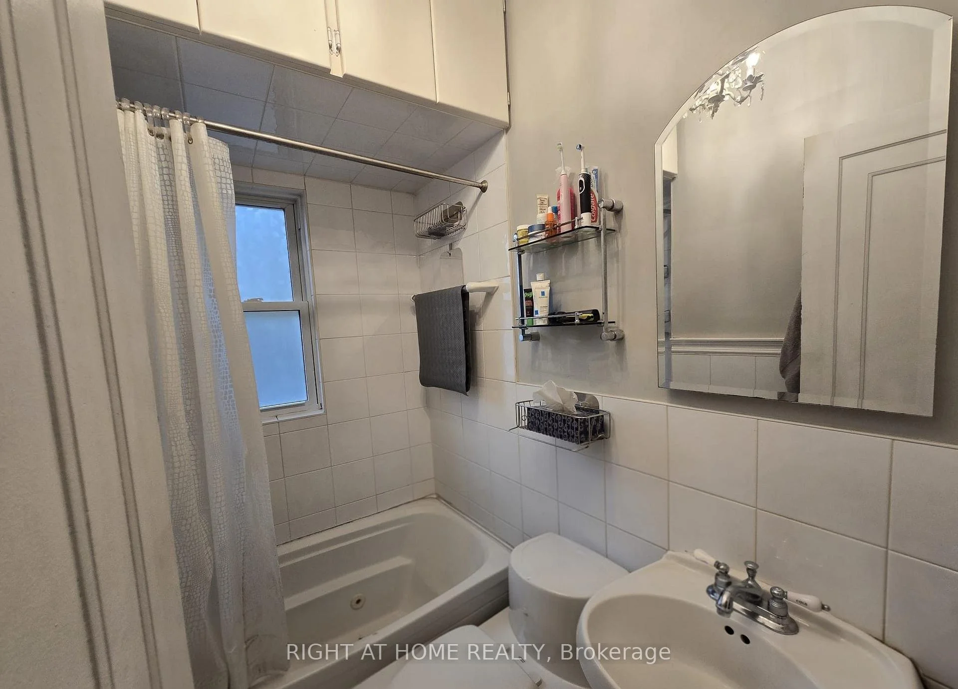 Photo 12 of 24 Third Street, Etobicoke, New Toronto — HOMEH