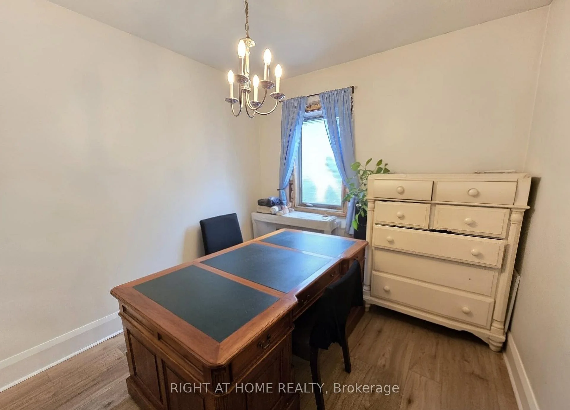 Photo 11 of 24 Third Street, Etobicoke, New Toronto — HOMEH