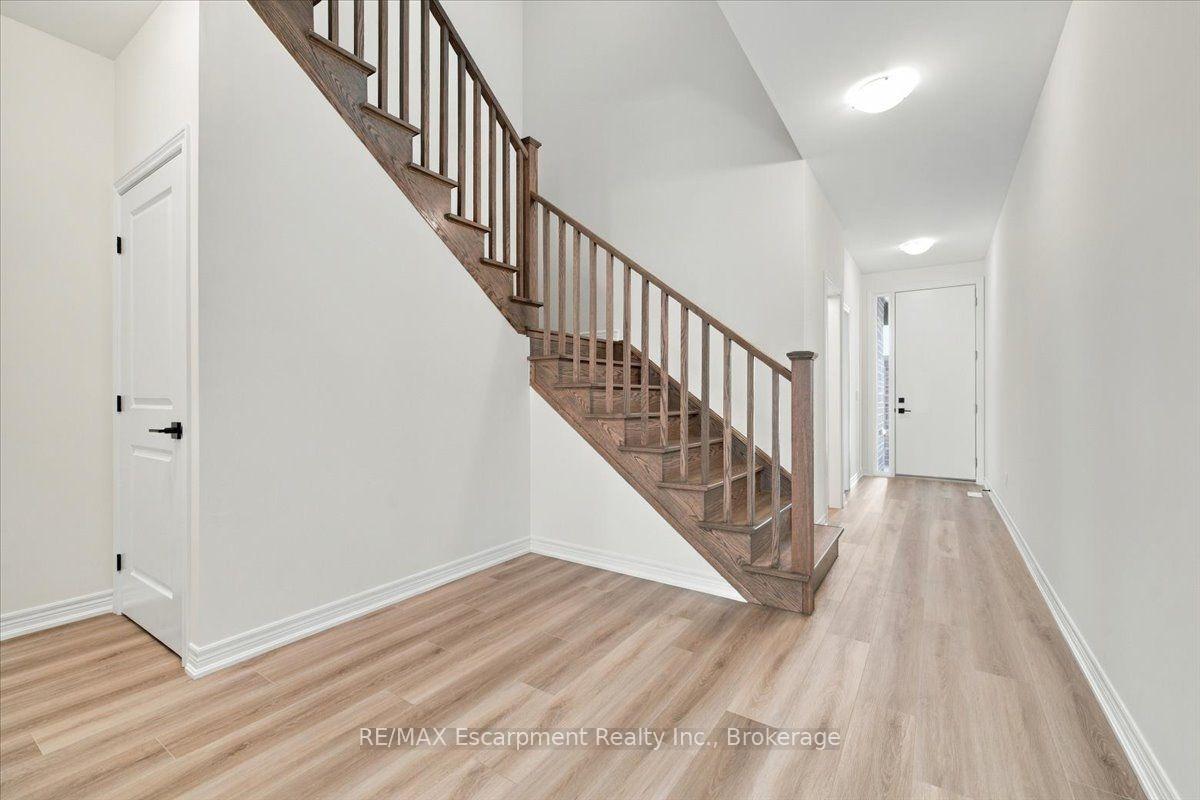 Photo 10 of 108 Valley Trail Place, Hamilton, Waterdown — HOMEH