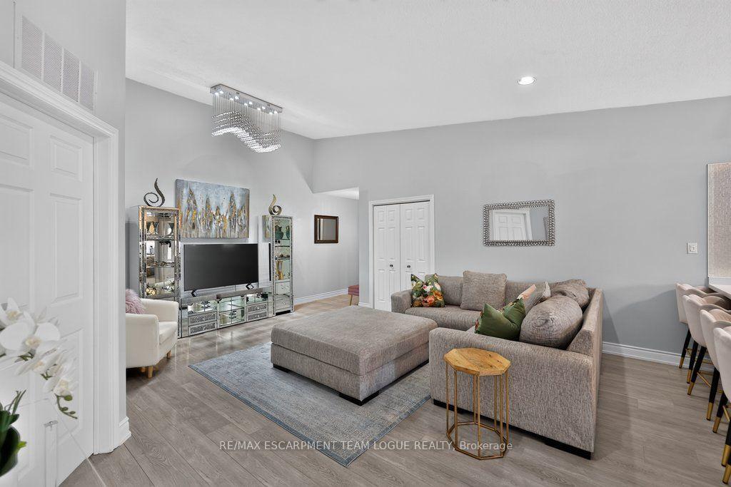 Photo 4 of Unit 412, 4003 Kilmer Drive, Burlington, Tansley — HOMEH