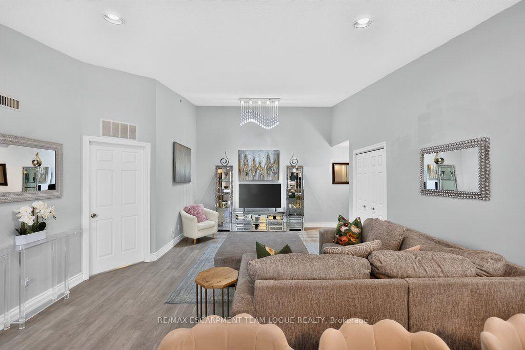 Photo 5 of Unit 412, 4003 Kilmer Drive, Burlington, Tansley — HOMEH