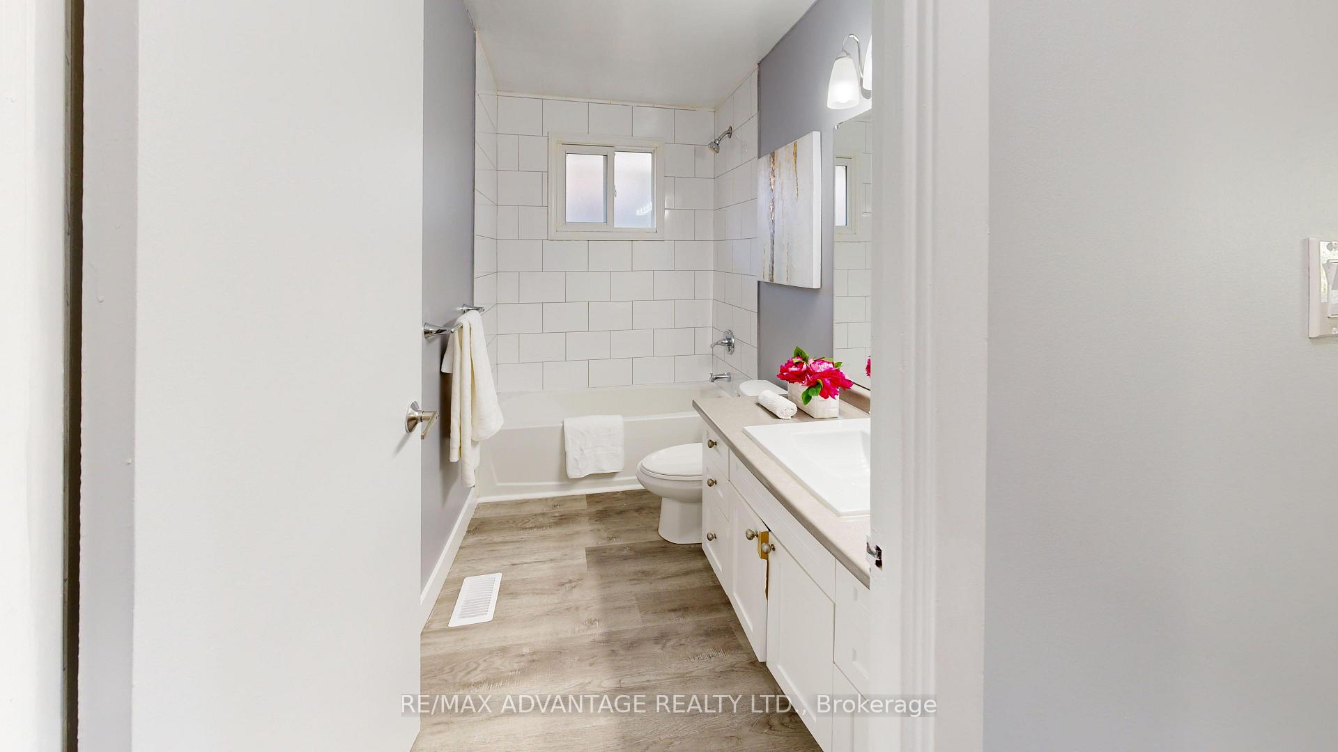 Photo 17 of 9 Camelot Crescent, London, East I — HOMEH