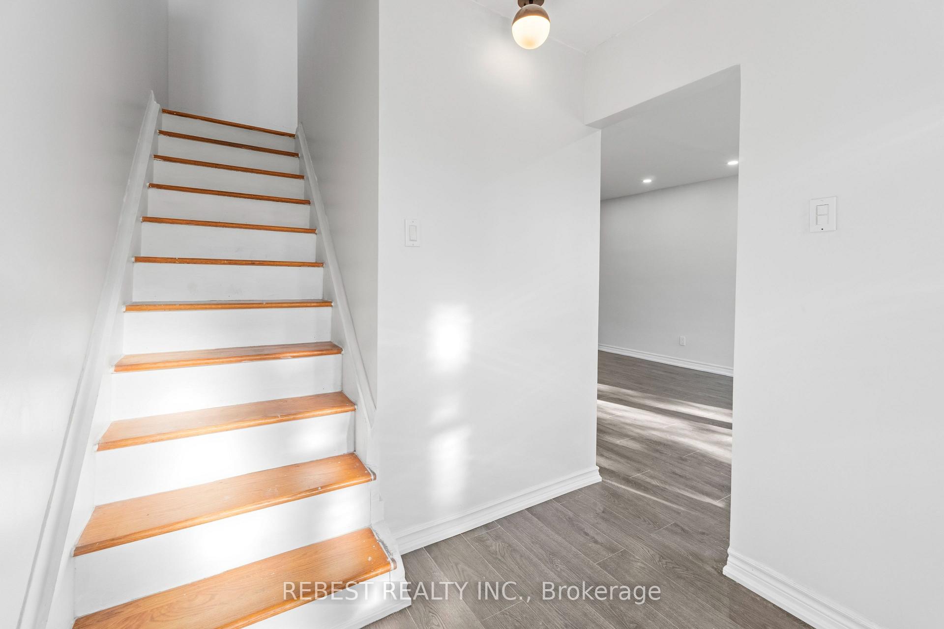 Photo 5 of 2181 Wiseman Court, Mississauga, Clarkson — HOMEH