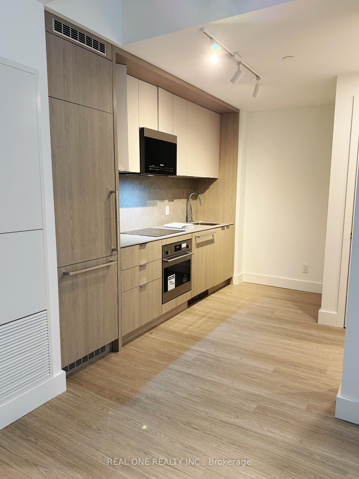 Photo 3 of Unit 328, 6 Greenbriar Road, North York, Bayview Village — HOMEH