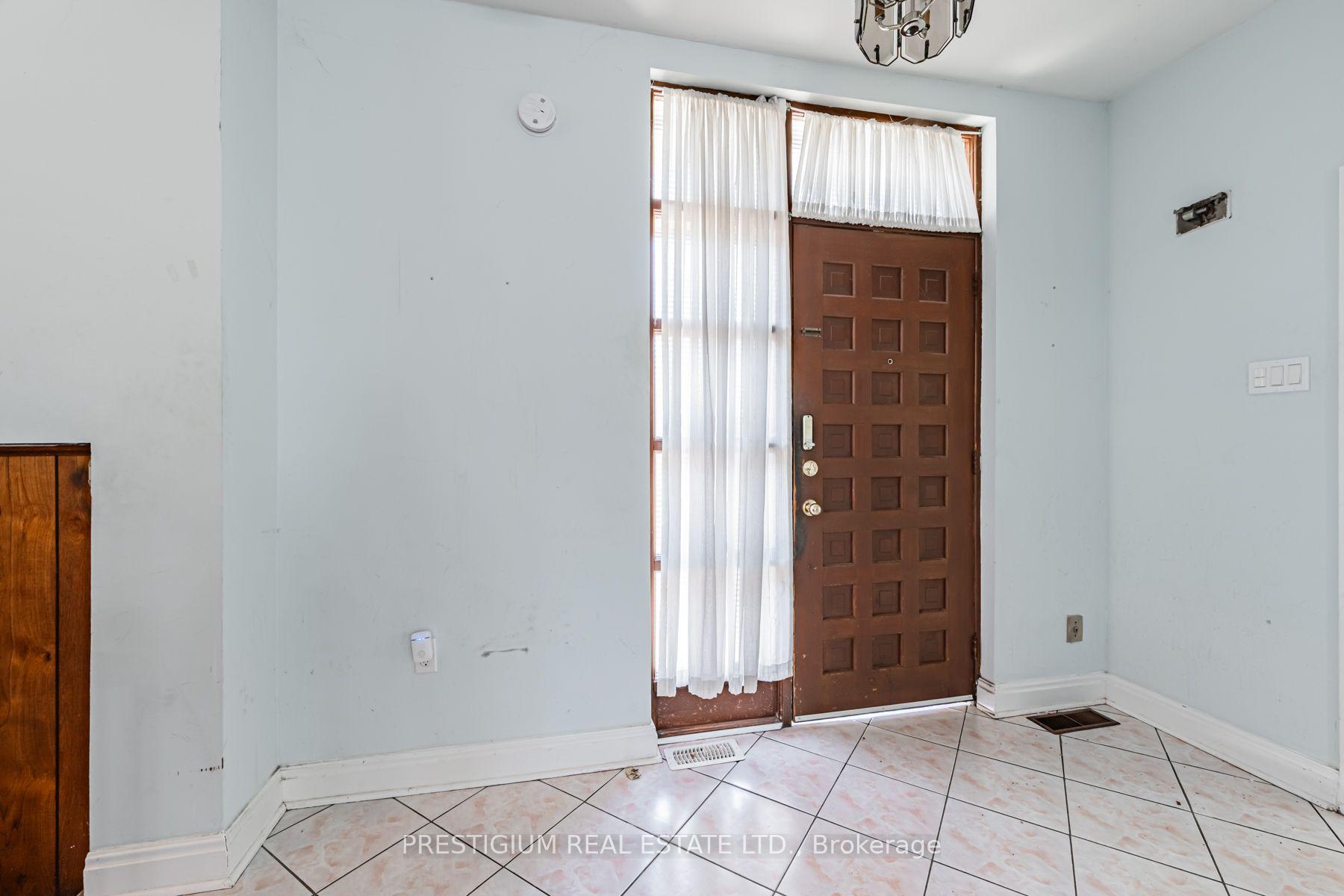 Photo 4 of 75 Stormont Avenue, Toronto, Bedford Park-Nortown — HOMEH