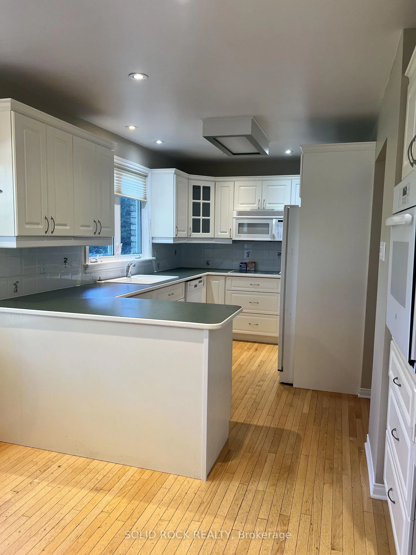 Photo 4 of 1953 Mulberry Crescent, Ottawa, Beaconwood — HOMEH