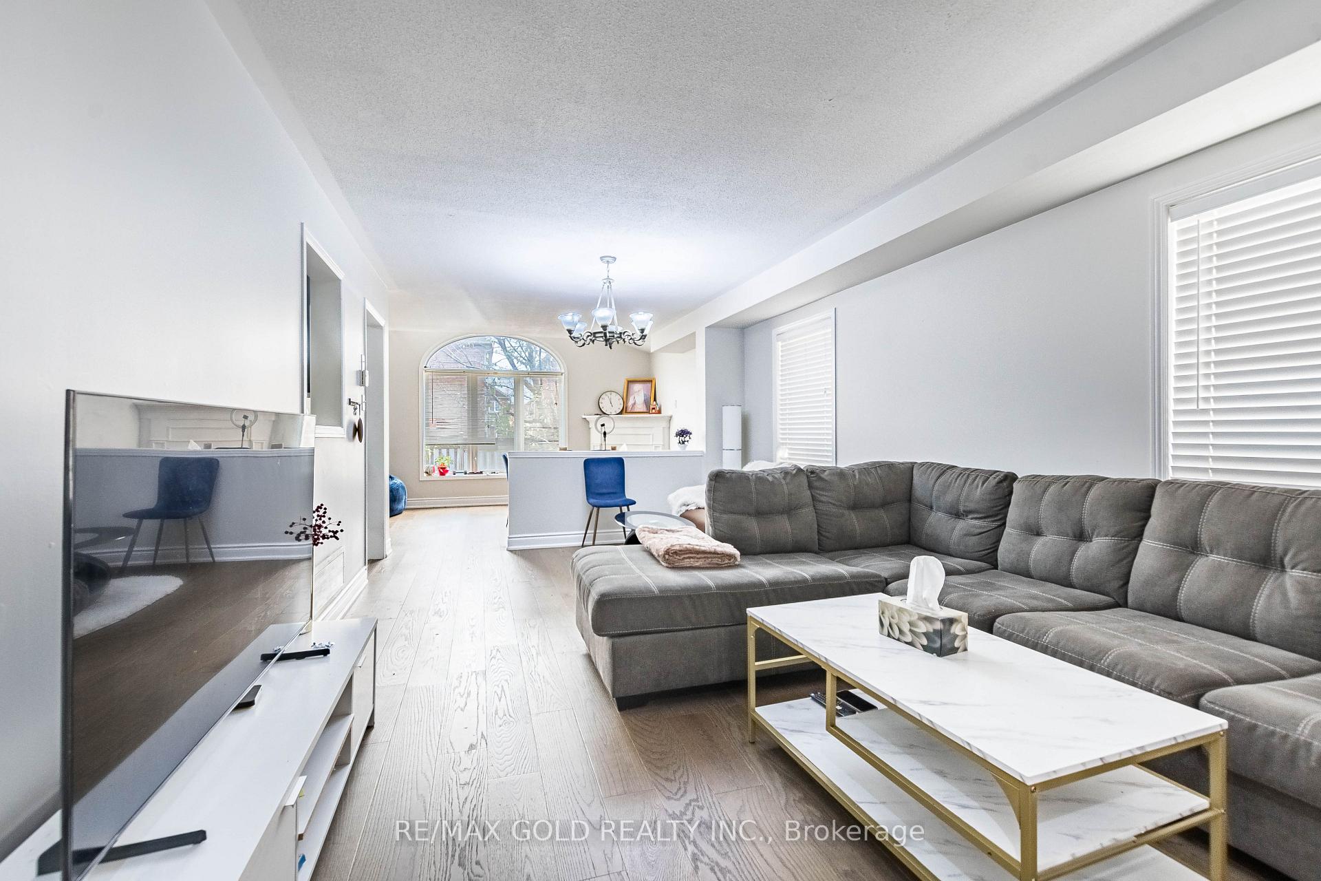 Photo 4 of 28 Pauline Crescent, Brampton, Fletcher's Meadow — HOMEH