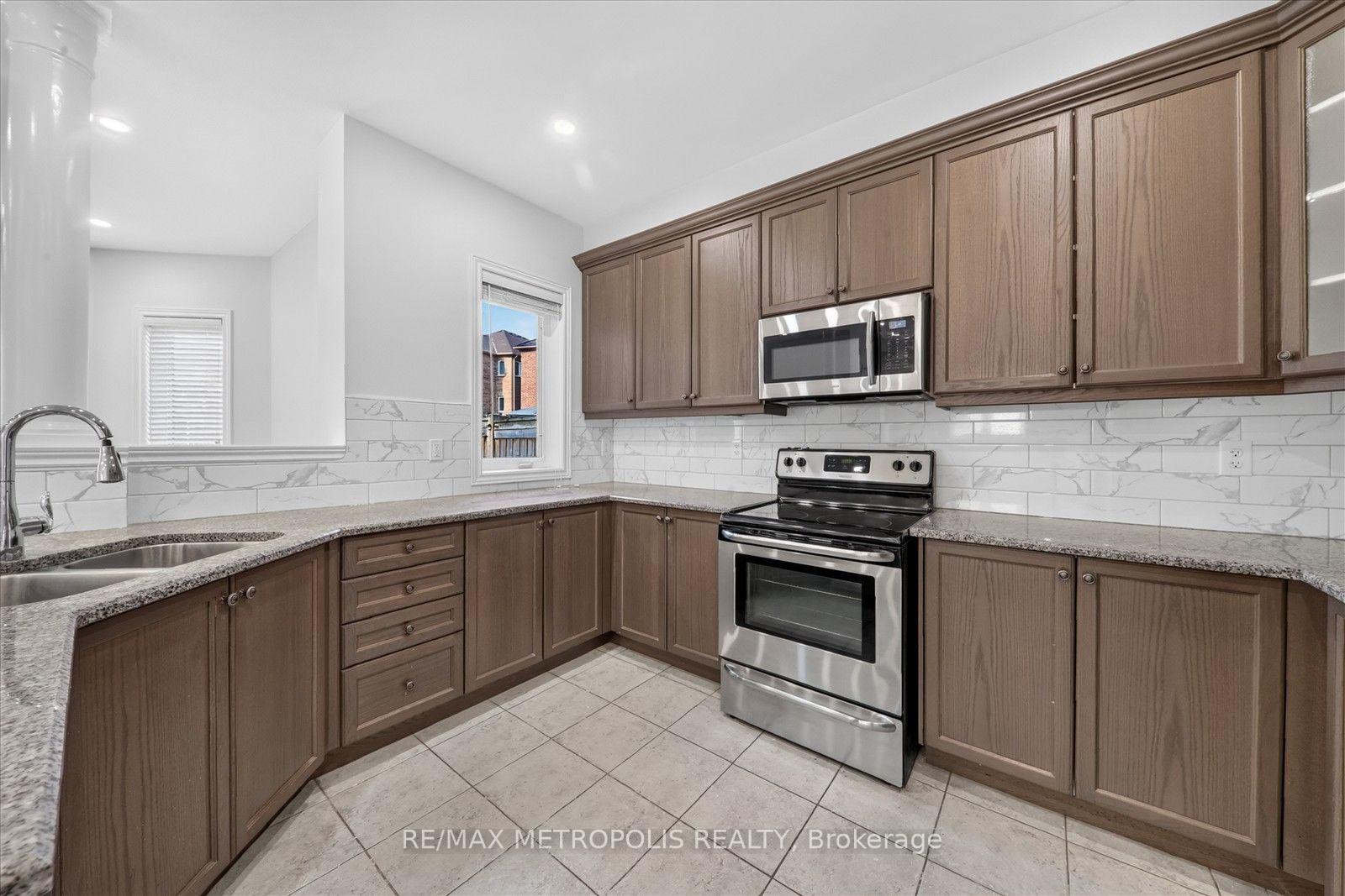 Photo 9 of 749 Black Cherry Drive, Oshawa, Taunton — HOMEH