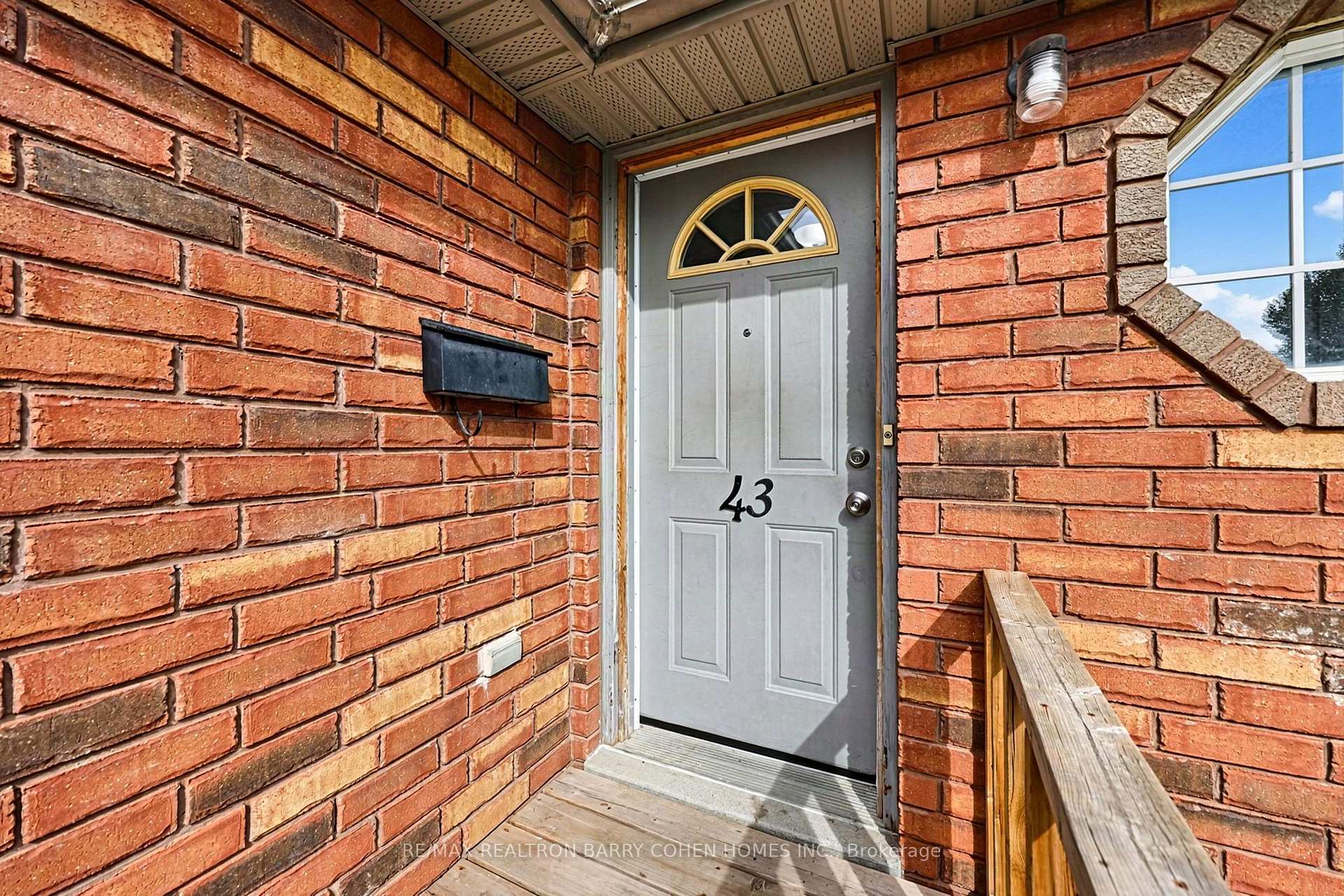 Photo 2 of 43 Black Cherry Crescent, Barrie, Holly — HOMEH