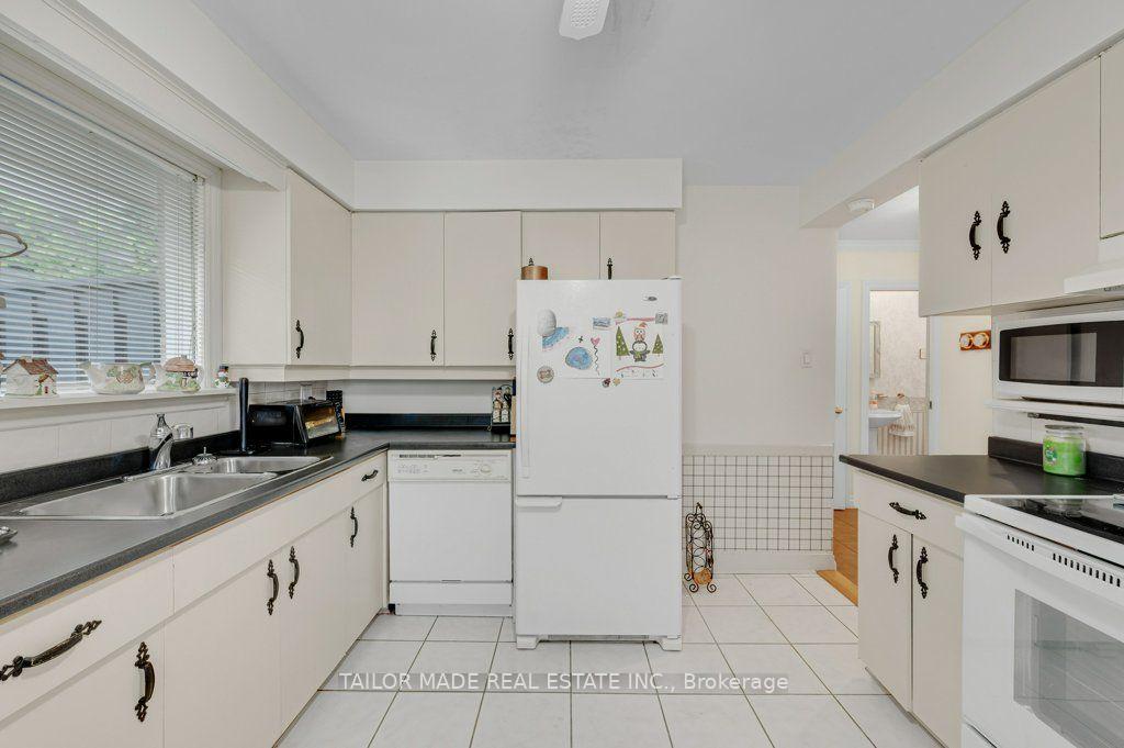 Photo 11 of 22 Greystone Crescent, Brampton, Brampton South — HOMEH