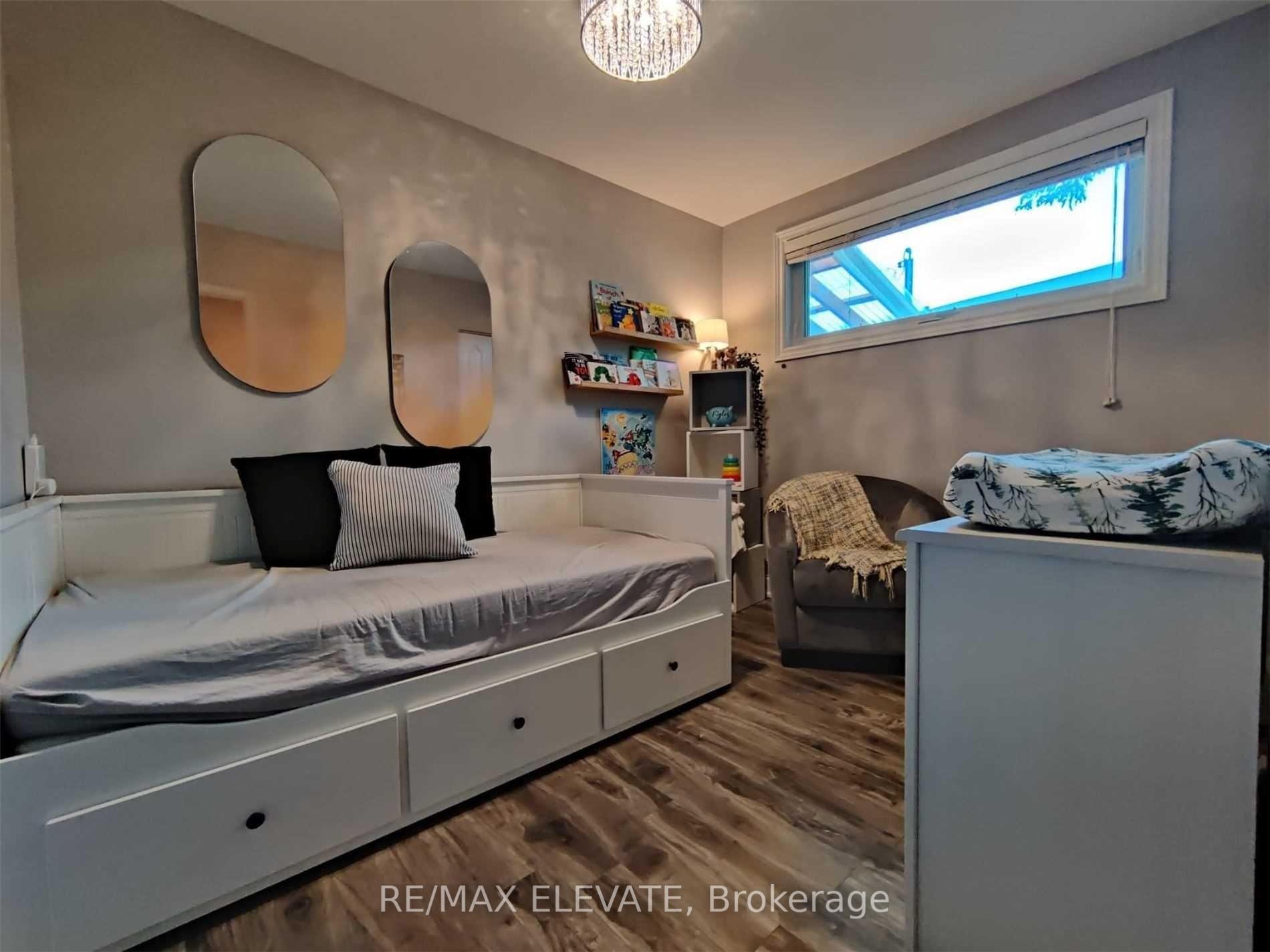 Photo 5 of 302 Demaine Crescent, Richmond Hill, Crosby — HOMEH