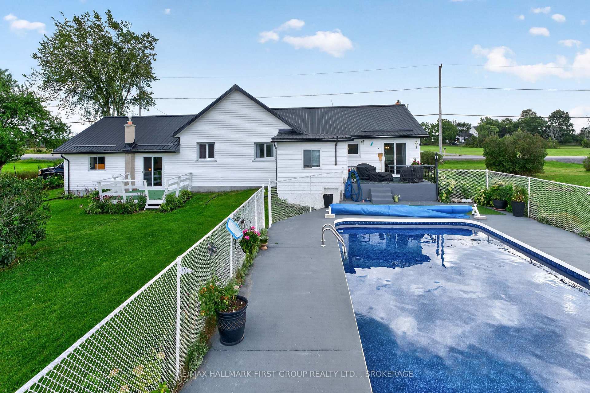Photo 3 of 907 Millhaven Road, Loyalist, Lennox and Addington - South — HOMEH