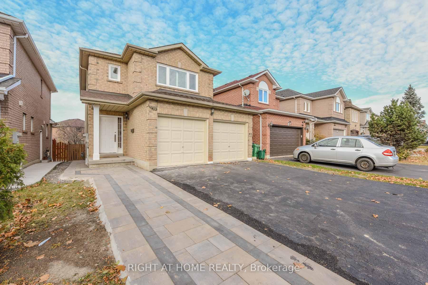 Photo 2 of 903 Blyleven Boulevard, Mississauga, East Credit — HOMEH