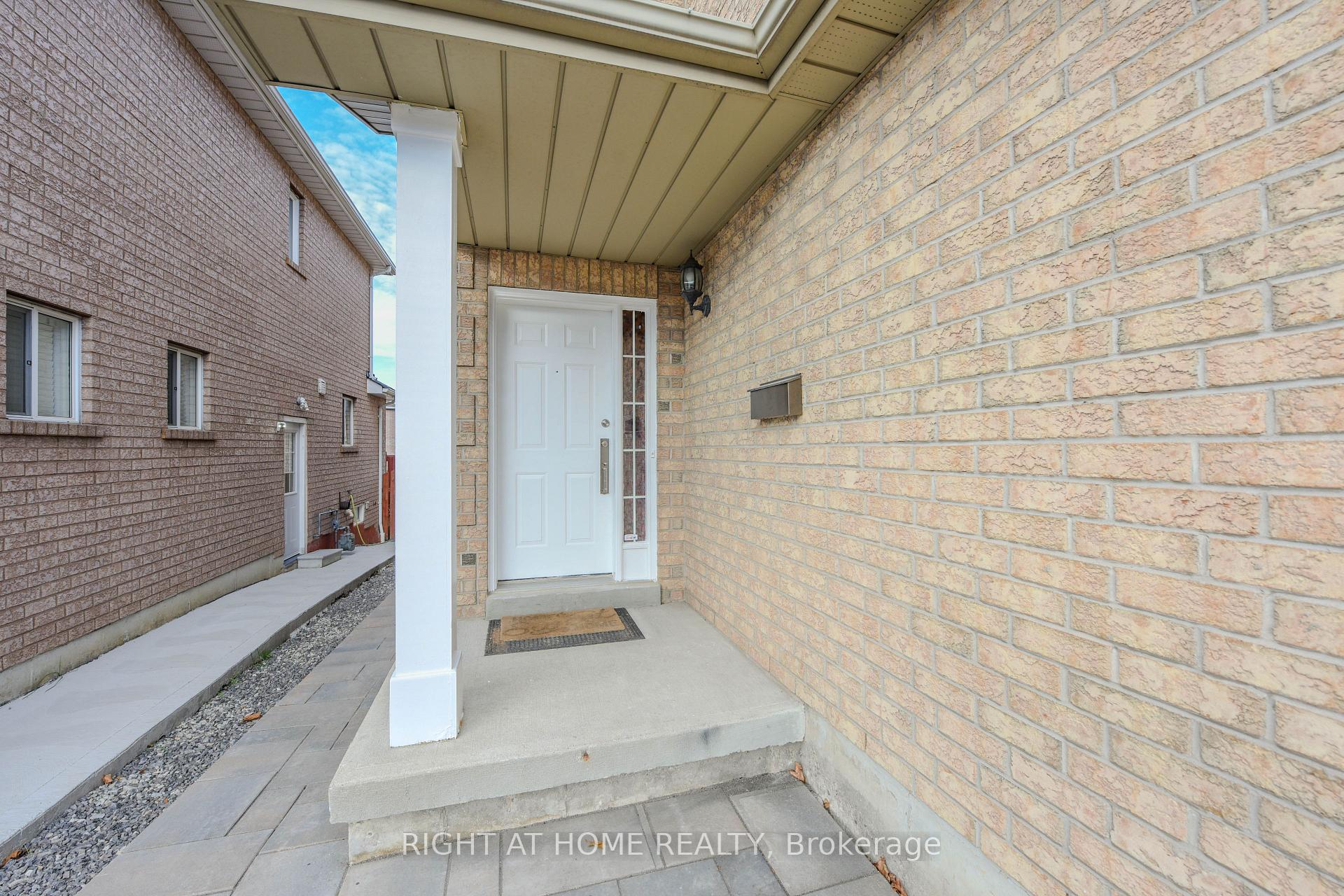 Photo 3 of 903 Blyleven Boulevard, Mississauga, East Credit — HOMEH