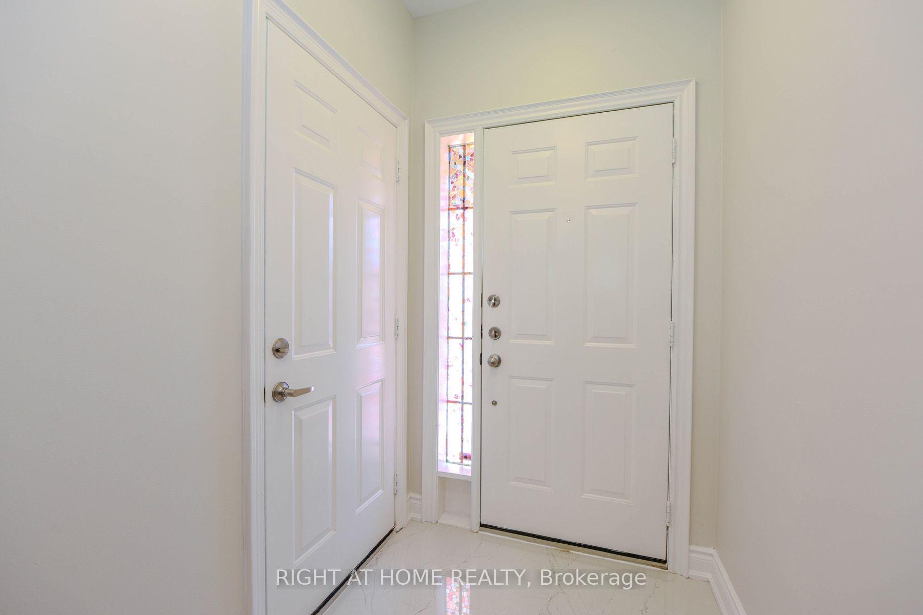 Photo 4 of 903 Blyleven Boulevard, Mississauga, East Credit — HOMEH
