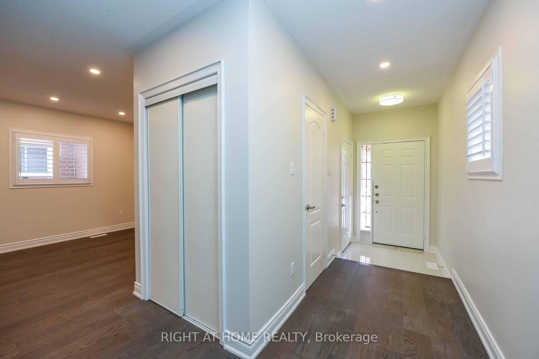 Photo 5 of 903 Blyleven Boulevard, Mississauga, East Credit — HOMEH