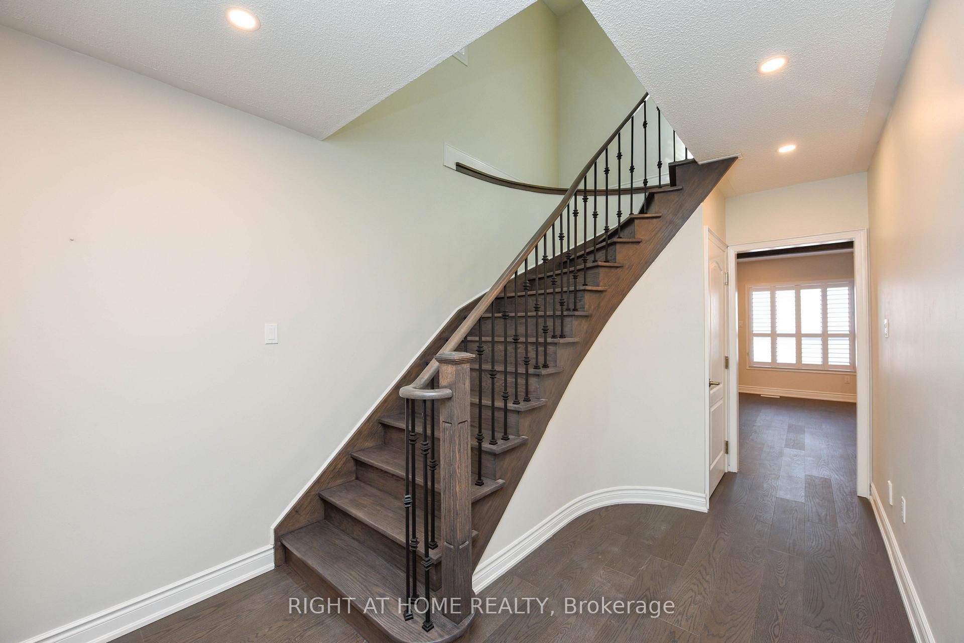 Photo 6 of 903 Blyleven Boulevard, Mississauga, East Credit — HOMEH