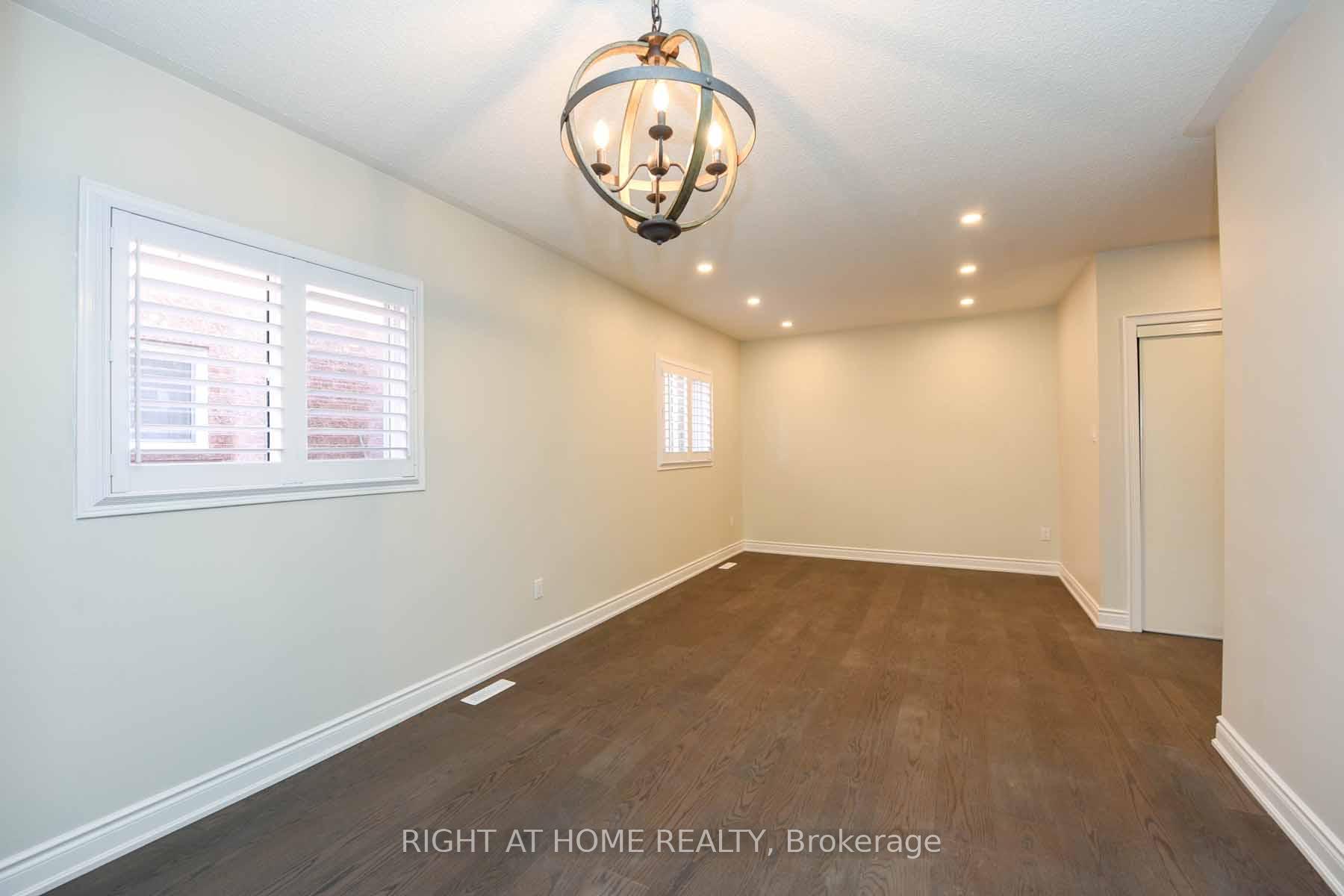 Photo 7 of 903 Blyleven Boulevard, Mississauga, East Credit — HOMEH