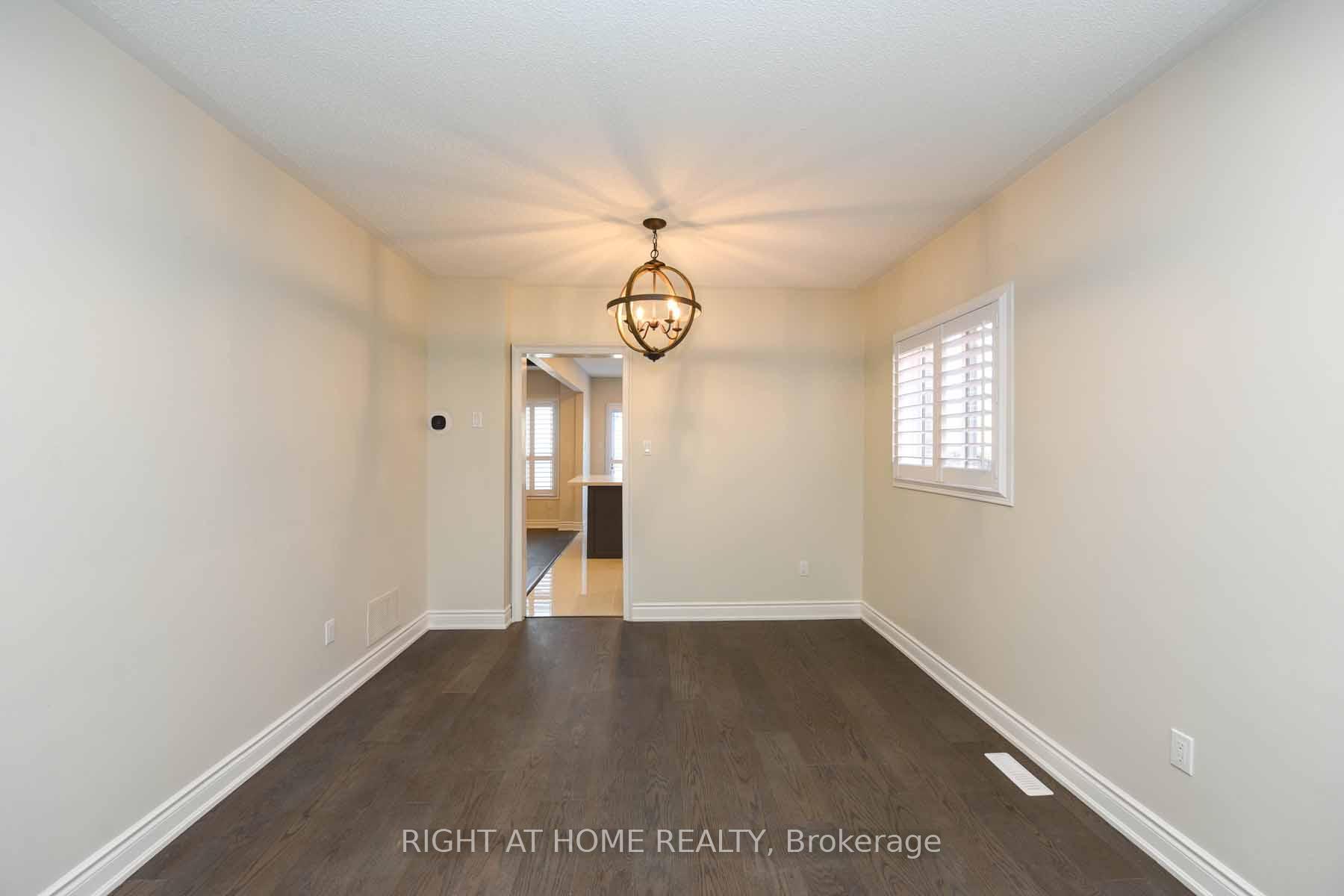 Photo 8 of 903 Blyleven Boulevard, Mississauga, East Credit — HOMEH