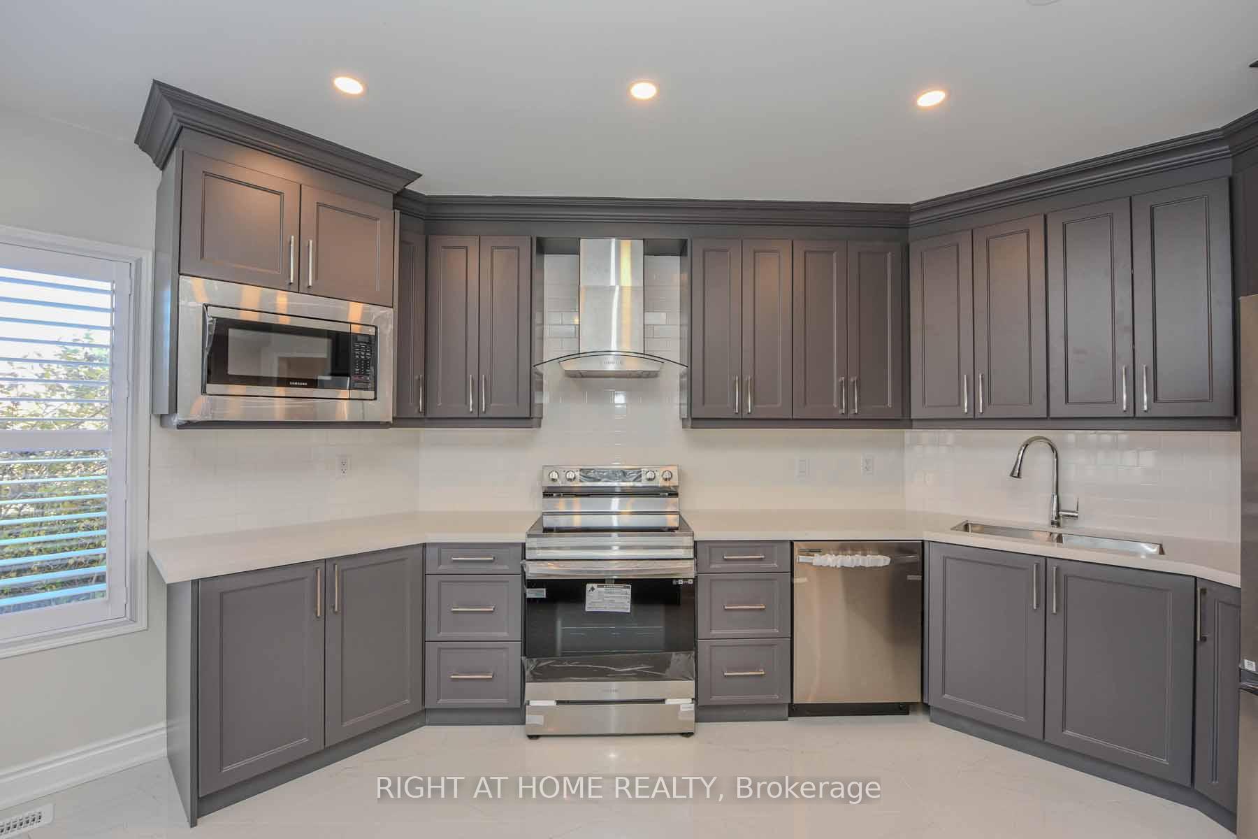 Photo 12 of 903 Blyleven Boulevard, Mississauga, East Credit — HOMEH
