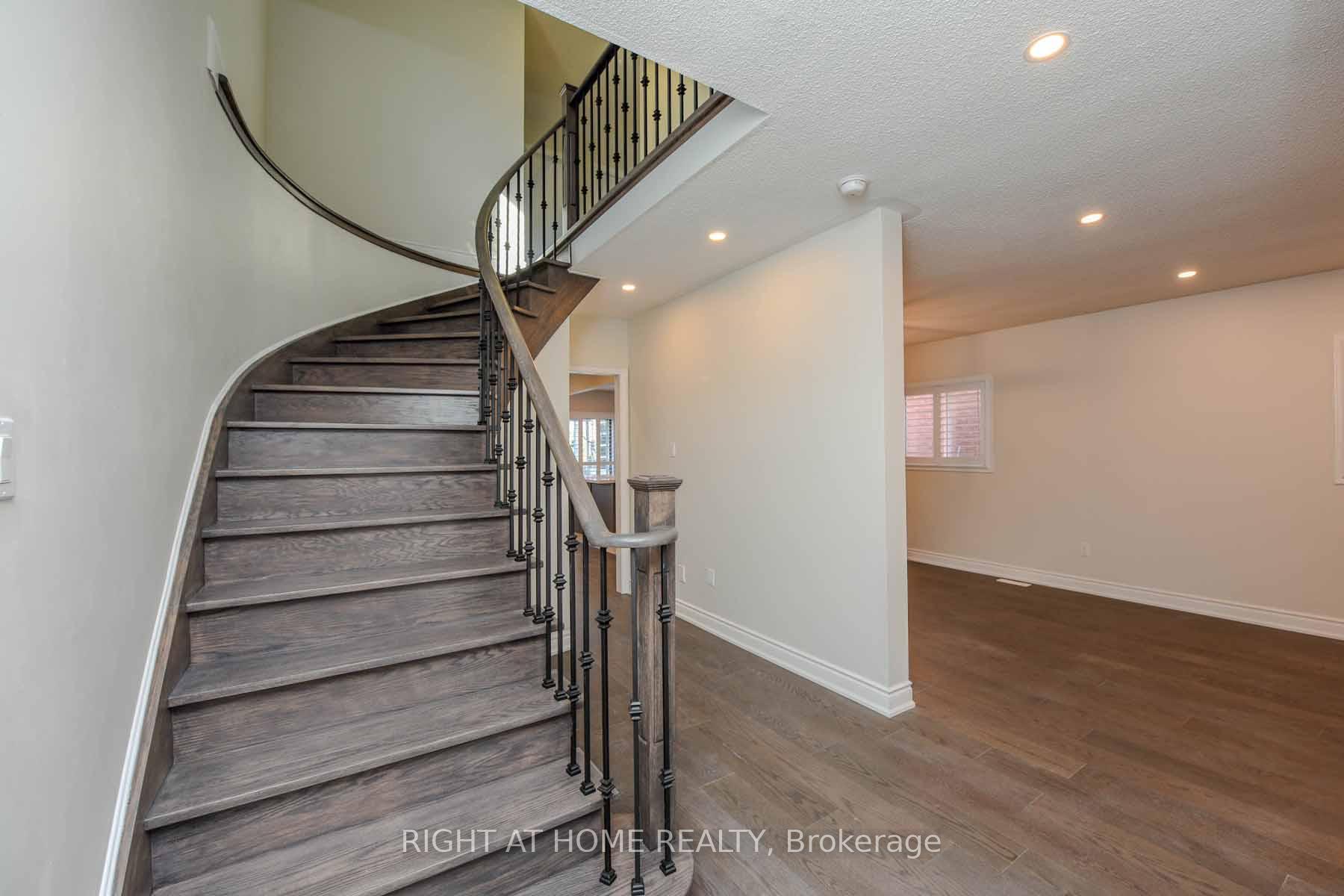 Photo 14 of 903 Blyleven Boulevard, Mississauga, East Credit — HOMEH