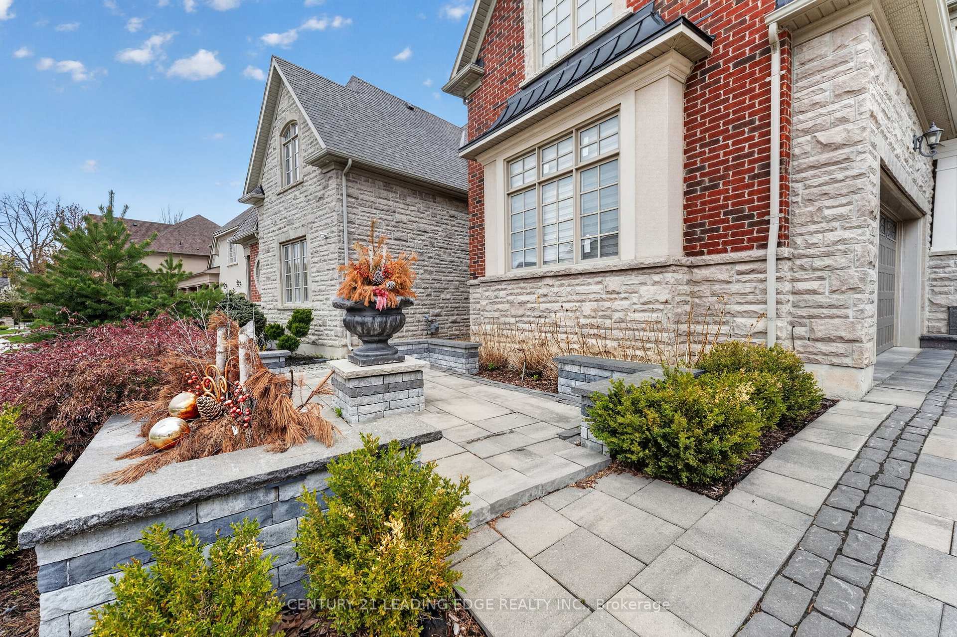 Photo 3 of 33 Stollery Pond Crescent, Markham, Devil's Elbow — HOMEH