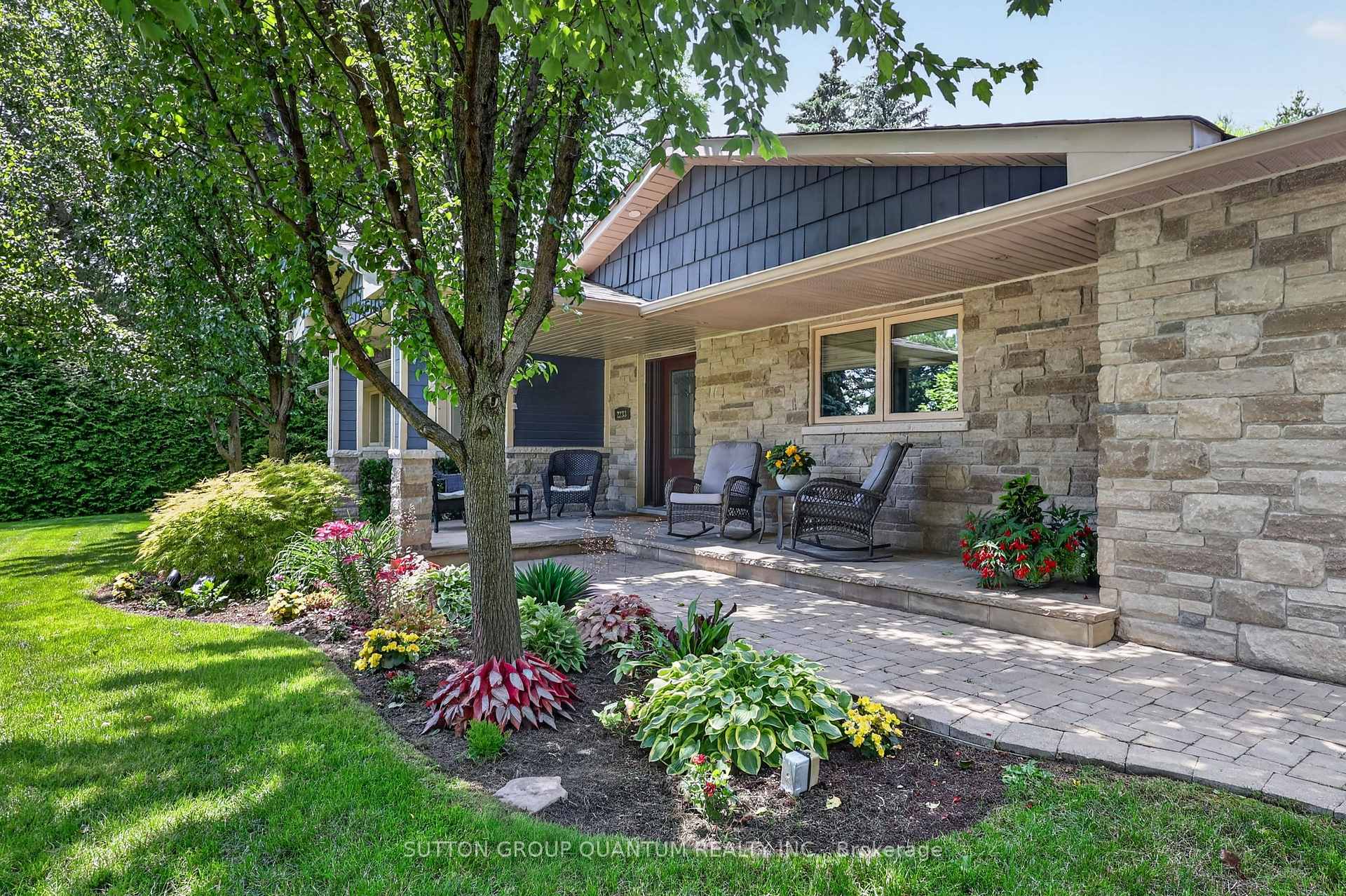 Photo 2 of 2233 Oneida Crescent, Mississauga, Erindale — HOMEH