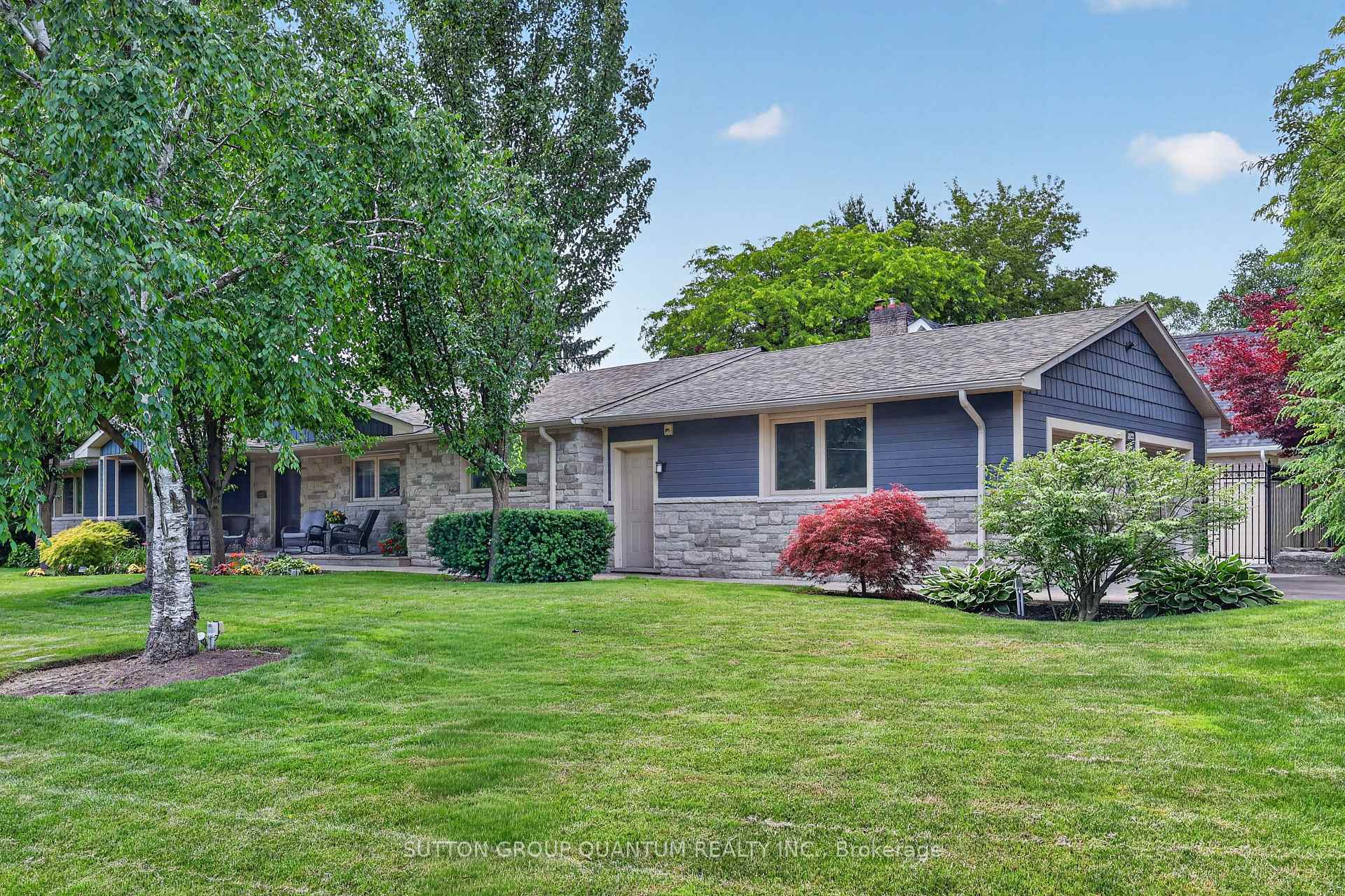 Photo 3 of 2233 Oneida Crescent, Mississauga, Erindale — HOMEH