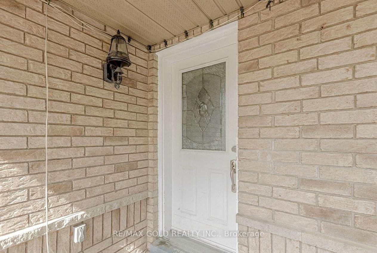 Photo 2 of 35 Ridgefield Court, Brampton, Vales of Castlemore — HOMEH