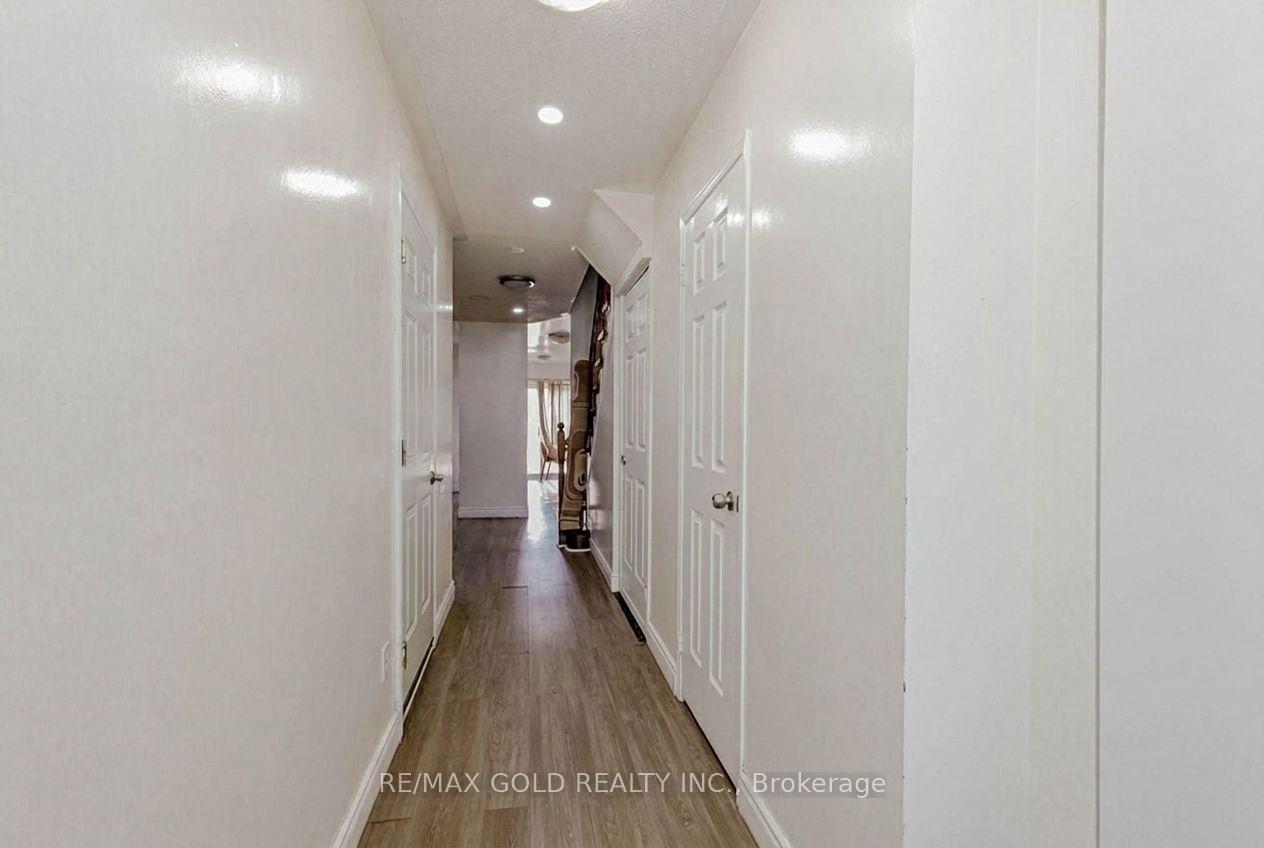 Photo 3 of 35 Ridgefield Court, Brampton, Vales of Castlemore — HOMEH