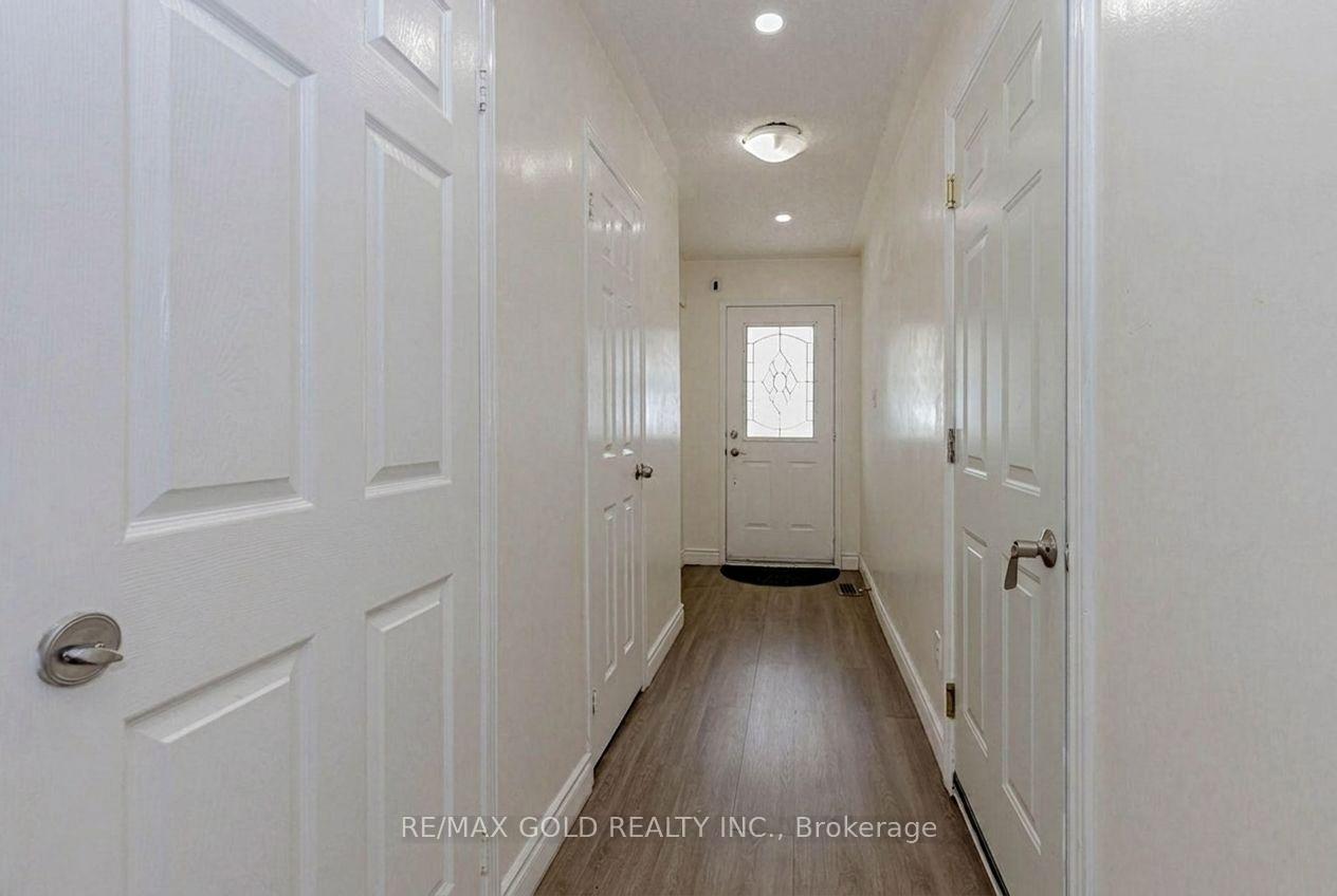 Photo 4 of 35 Ridgefield Court, Brampton, Vales of Castlemore — HOMEH