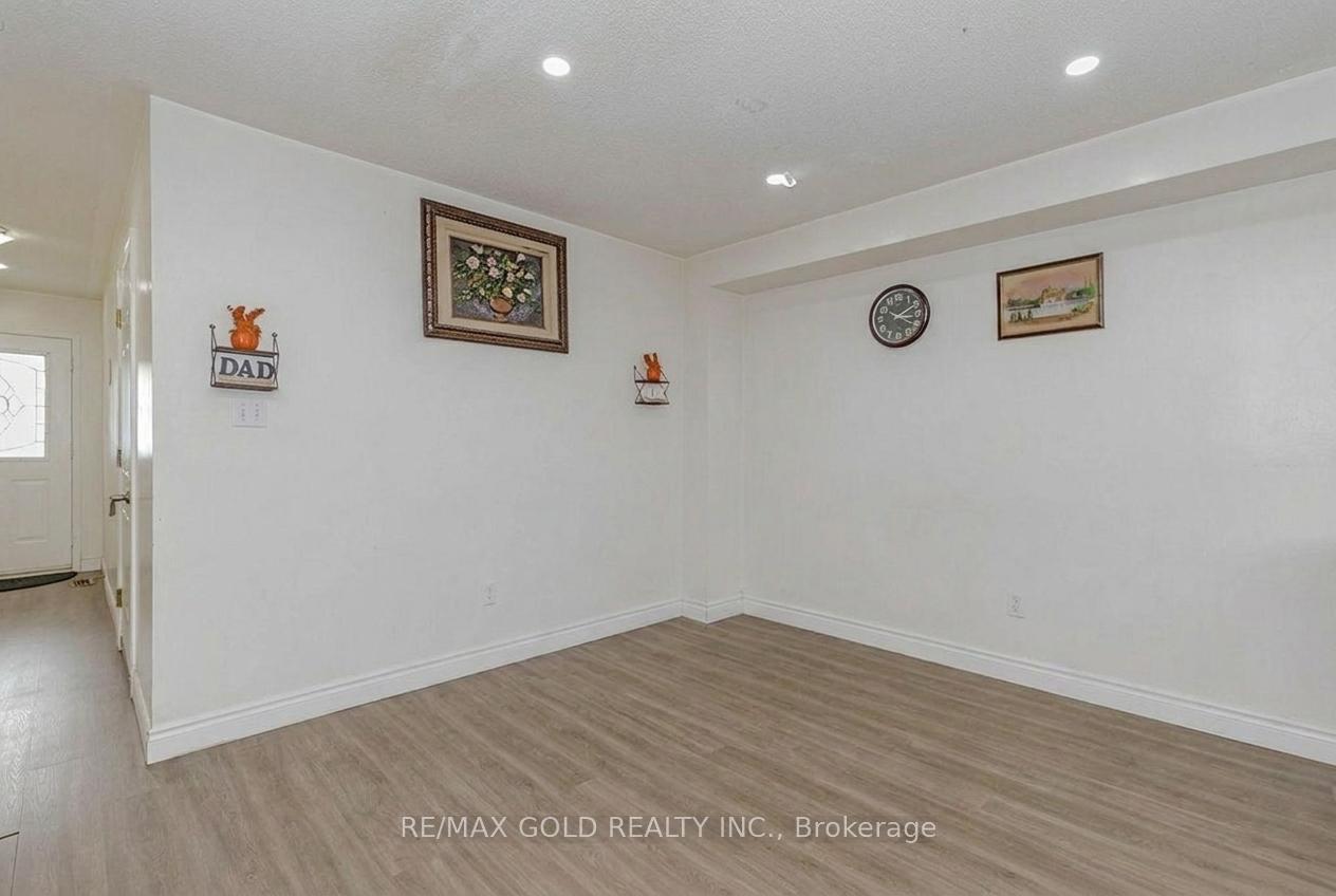 Photo 5 of 35 Ridgefield Court, Brampton, Vales of Castlemore — HOMEH