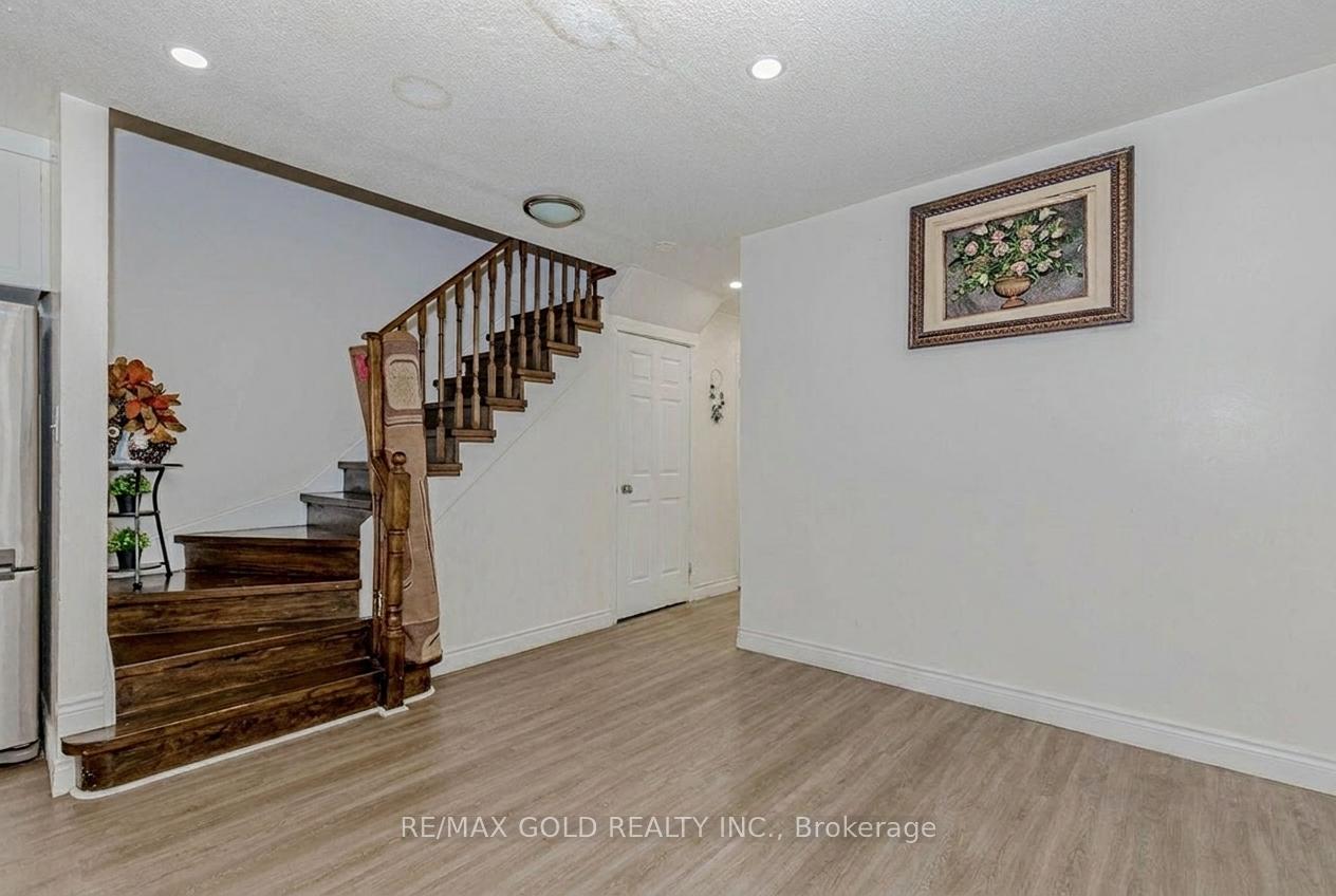 Photo 6 of 35 Ridgefield Court, Brampton, Vales of Castlemore — HOMEH