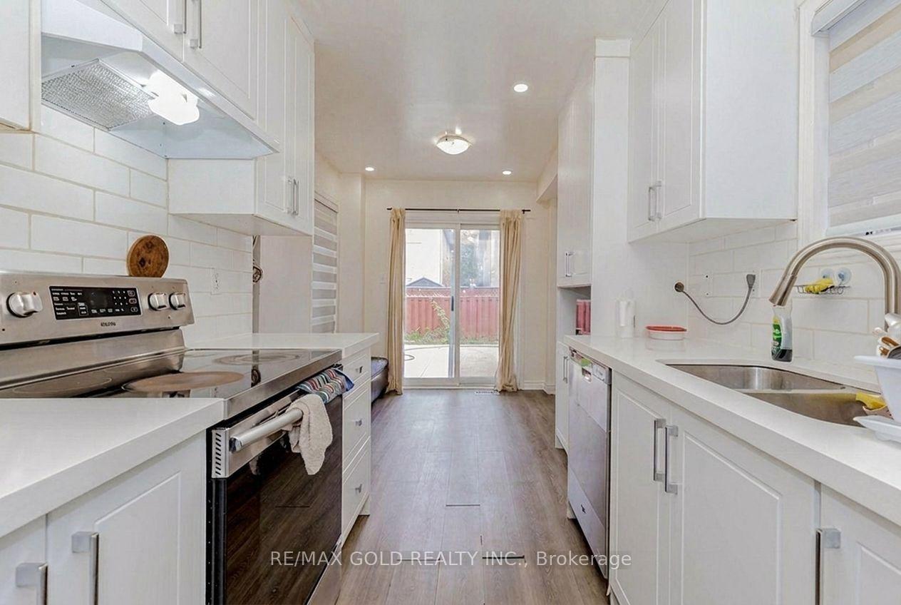 Photo 7 of 35 Ridgefield Court, Brampton, Vales of Castlemore — HOMEH