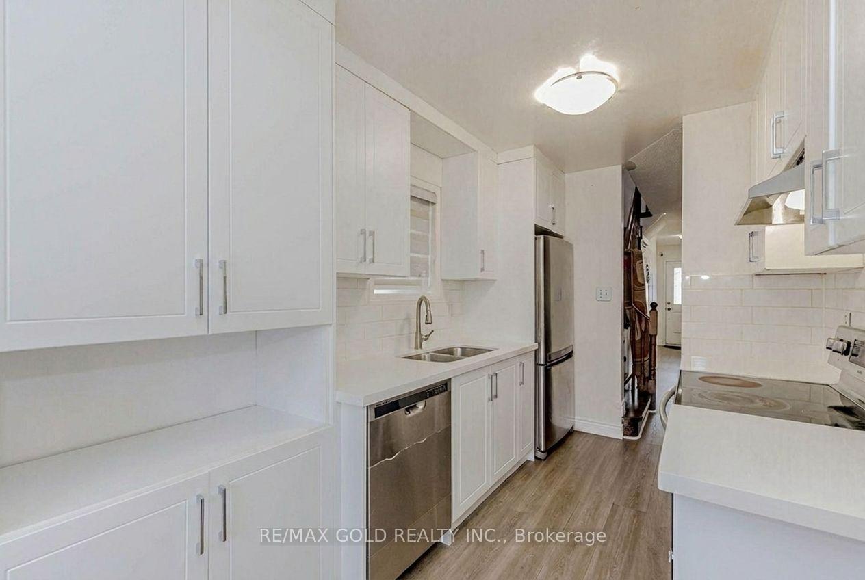 Photo 8 of 35 Ridgefield Court, Brampton, Vales of Castlemore — HOMEH