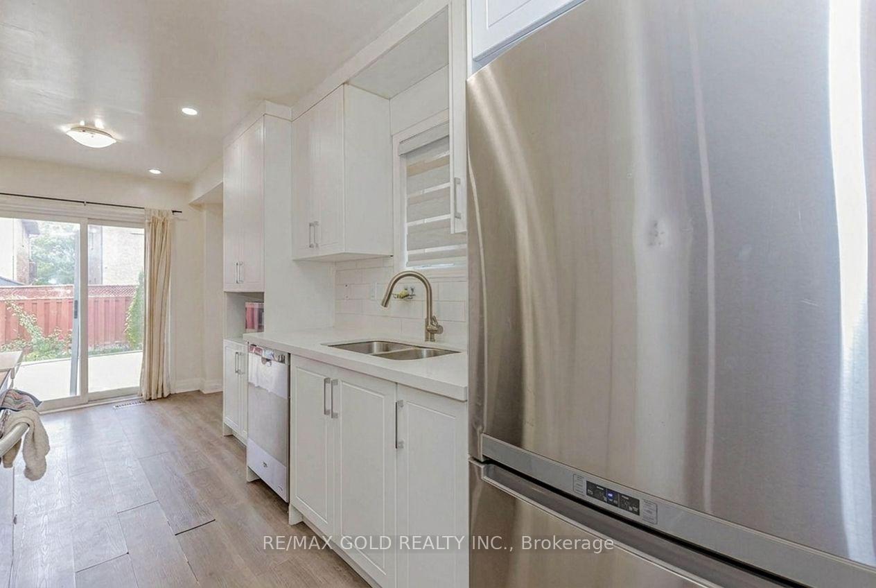 Photo 9 of 35 Ridgefield Court, Brampton, Vales of Castlemore — HOMEH