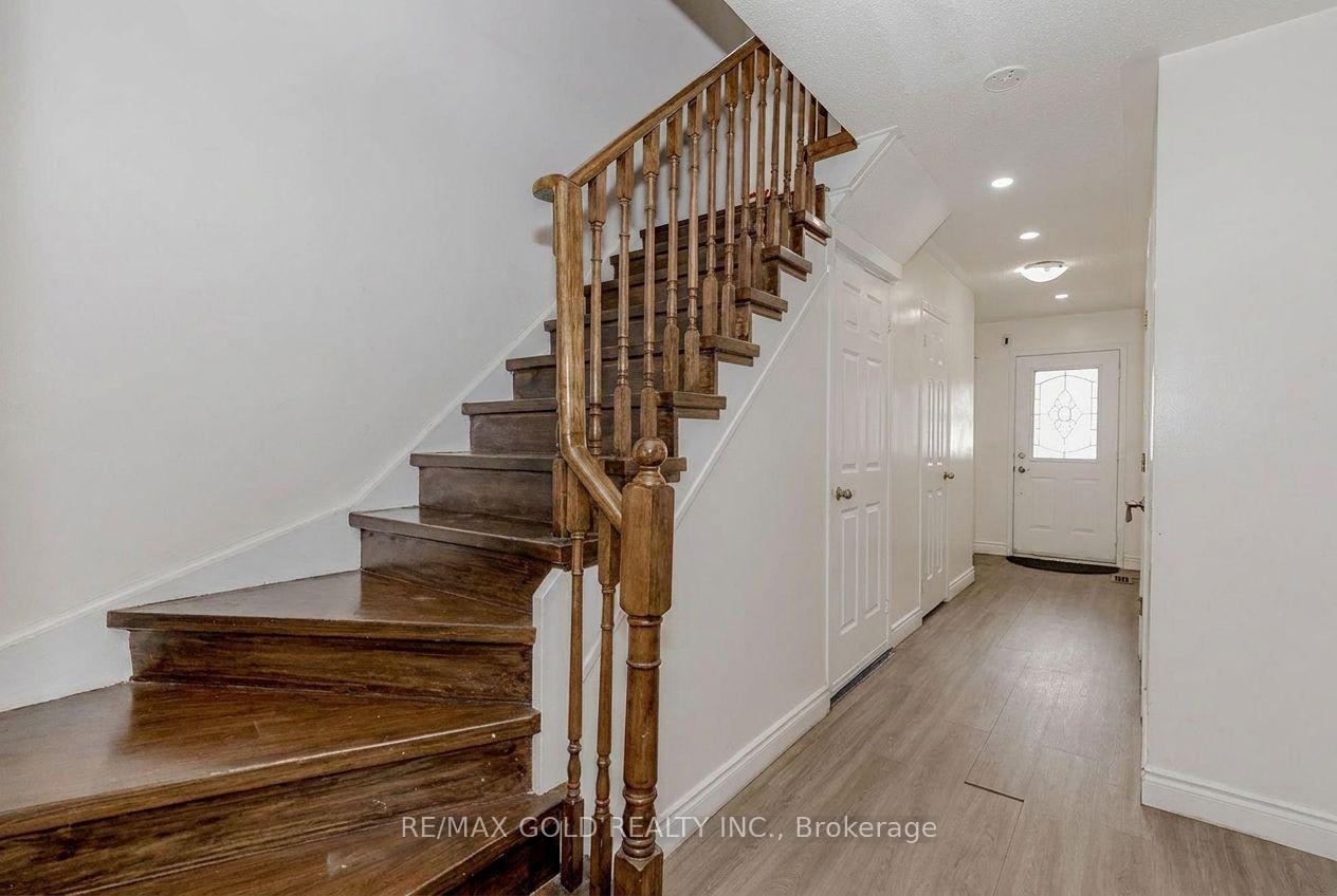 Photo 11 of 35 Ridgefield Court, Brampton, Vales of Castlemore — HOMEH