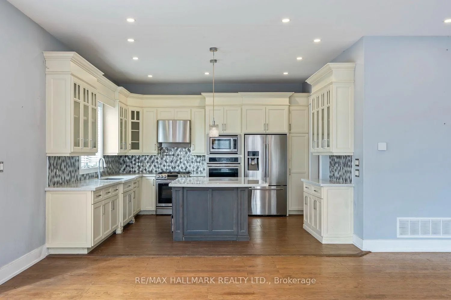 Photo 2 of 10 Sunray Crescent, North York, Downsview-Roding-CFB — HOMEH
