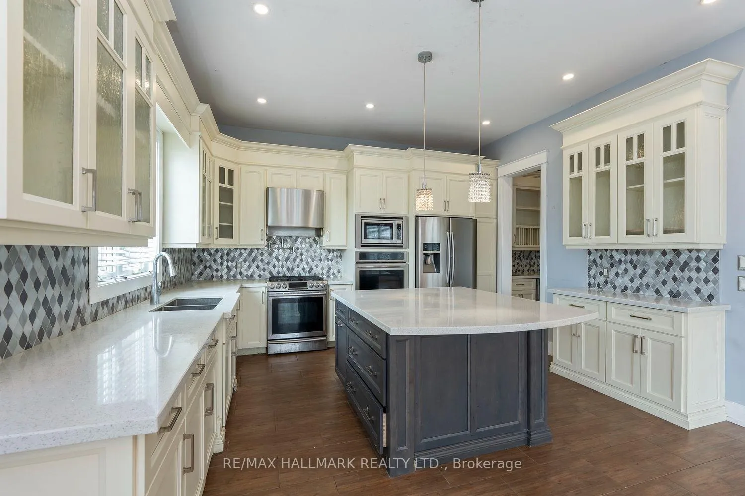 Photo 3 of 10 Sunray Crescent, North York, Downsview-Roding-CFB — HOMEH