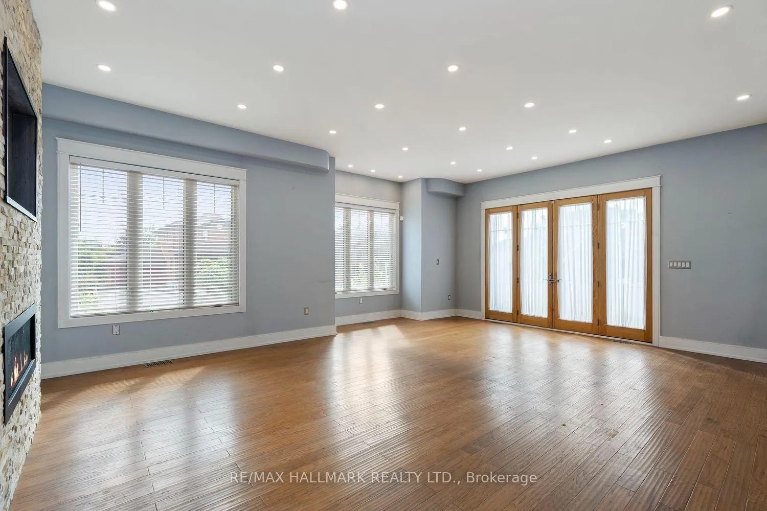 Photo 4 of 10 Sunray Crescent, North York, Downsview-Roding-CFB — HOMEH
