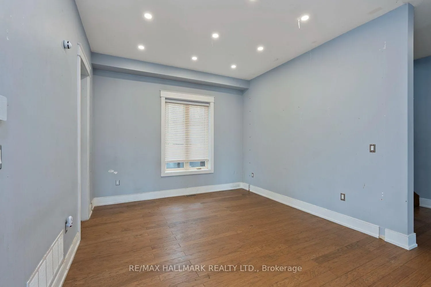 Photo 8 of 10 Sunray Crescent, North York, Downsview-Roding-CFB — HOMEH