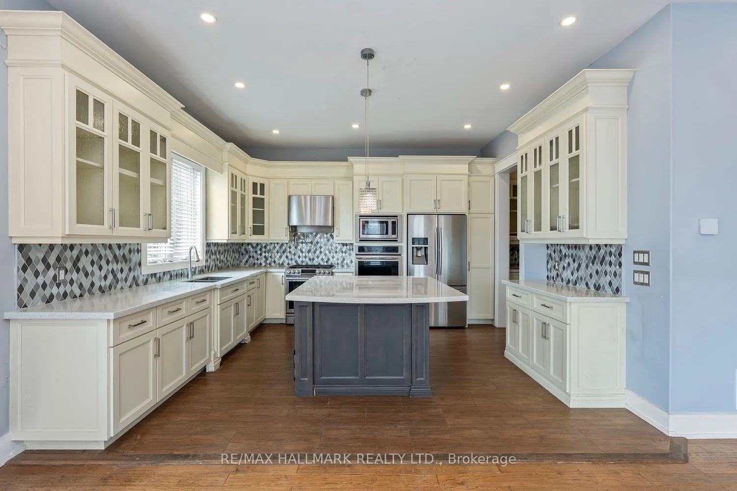 Photo 9 of 10 Sunray Crescent, North York, Downsview-Roding-CFB — HOMEH