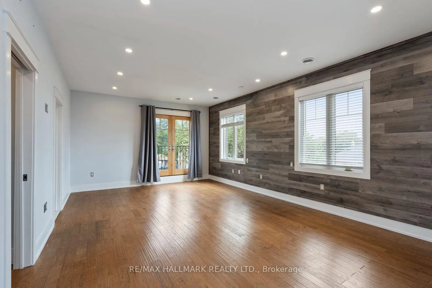 Photo 11 of 10 Sunray Crescent, North York, Downsview-Roding-CFB — HOMEH