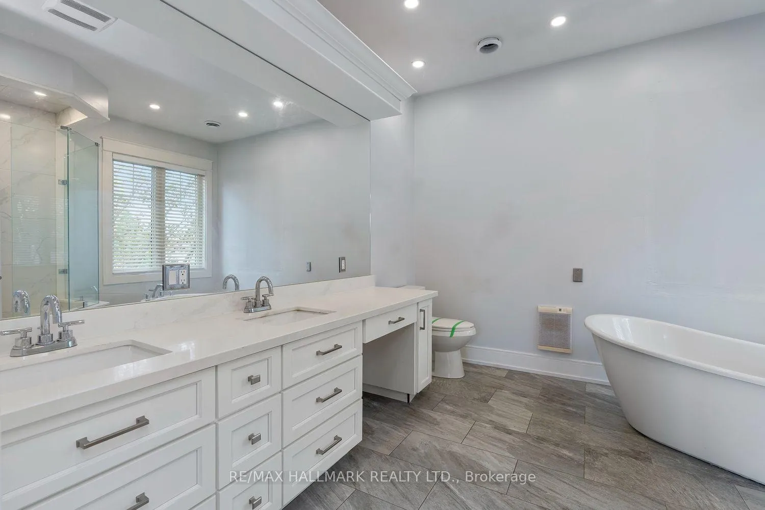 Photo 12 of 10 Sunray Crescent, North York, Downsview-Roding-CFB — HOMEH